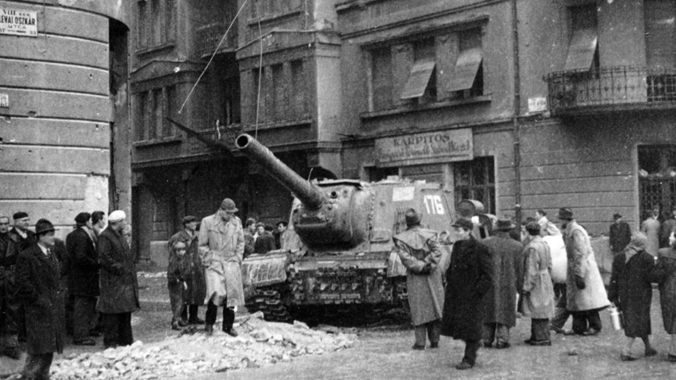 fortepan_220660-c-Zajti-Ferenc-Budapest-VIII.ker-harcképtelenné-tett-ISZU-152-szovjet-harckocsi-1956-950.jpg